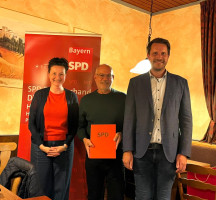Der geehrte Uwe Kraus mit den beiden Co-Vorsitzenden des SPD-Dachverbandes Dittelbrunn, Marie Arnold und Holger Schmitt.