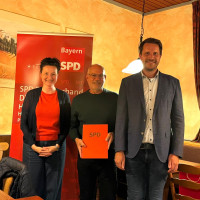 Der geehrte Uwe Kraus mit den beiden Co-Vorsitzenden des SPD-Dachverbandes Dittelbrunn, Marie Arnold und Holger Schmitt.